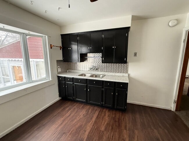 Building Photo - Lee/Harvard 4 bedroom Single