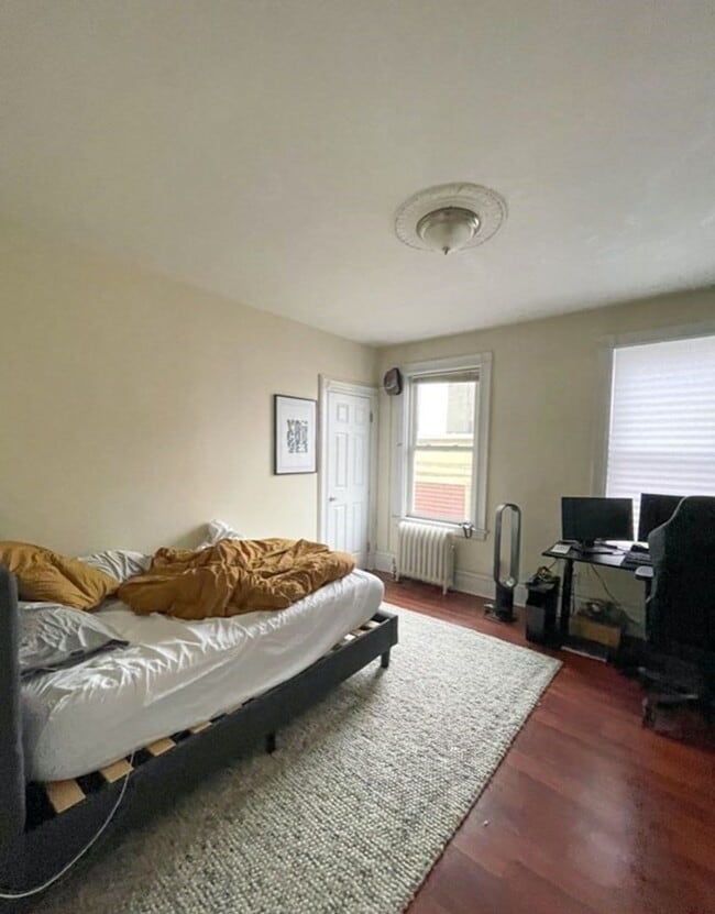 Building Photo - Charming 4 Bedroom