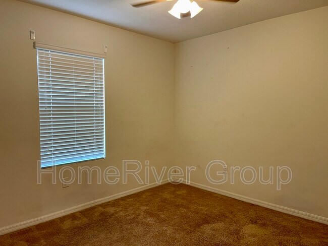 Foto del edificio - 513 Squires Grove Dr
