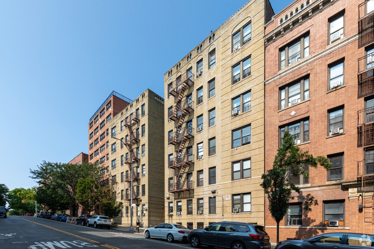 Primary Photo - 254 Seaman Ave