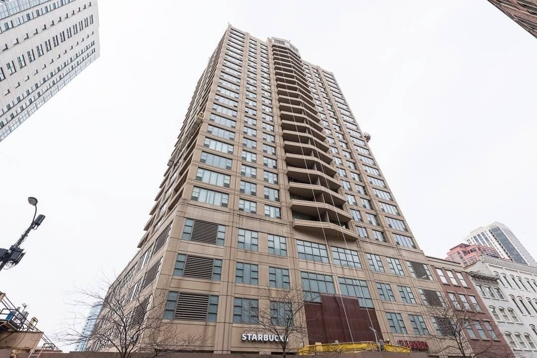 Jefferson Tower / outside building - 200 N Jefferson St