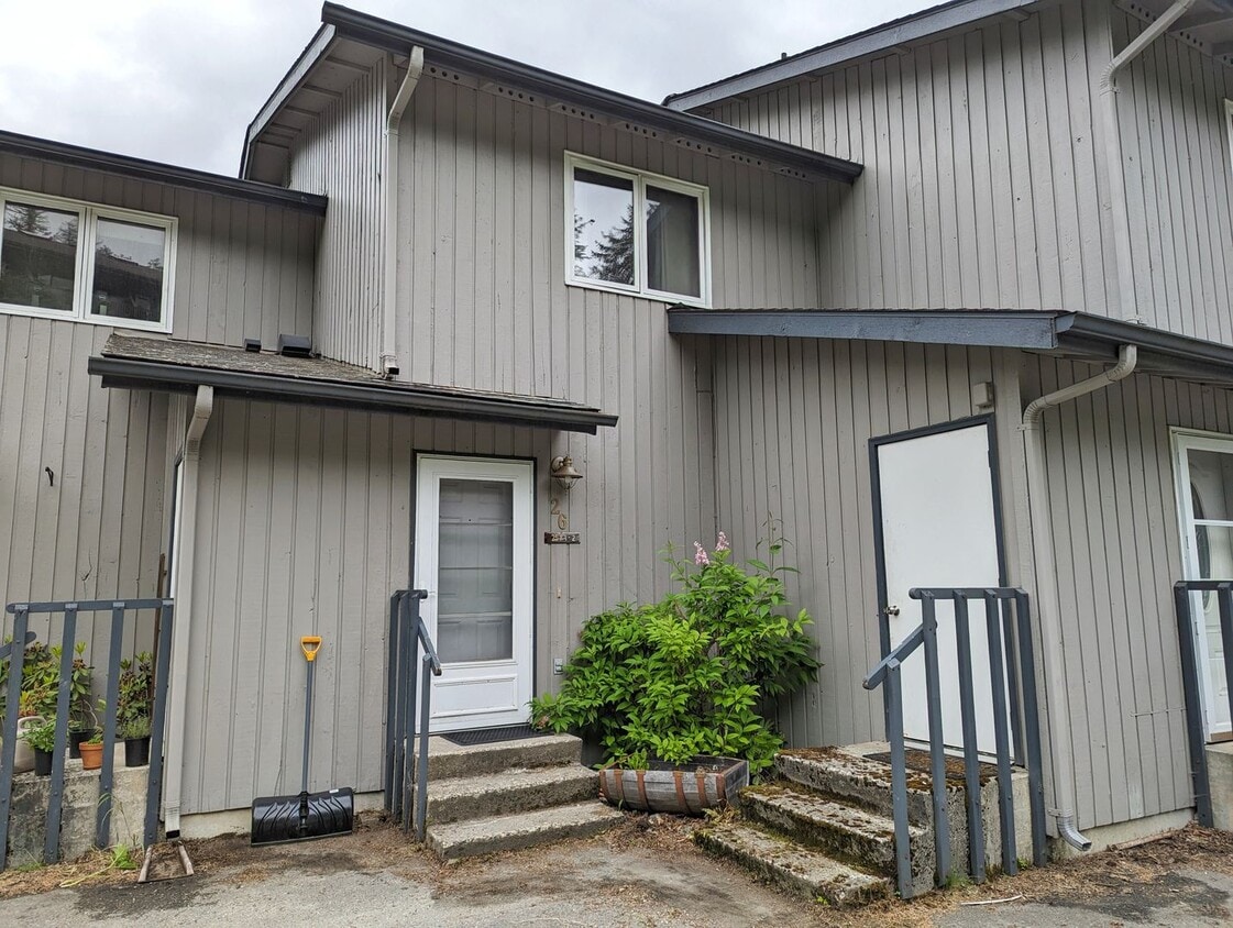 Foto principal - 2BD/1.5BA Twnhse Style Forestedge Condo on...