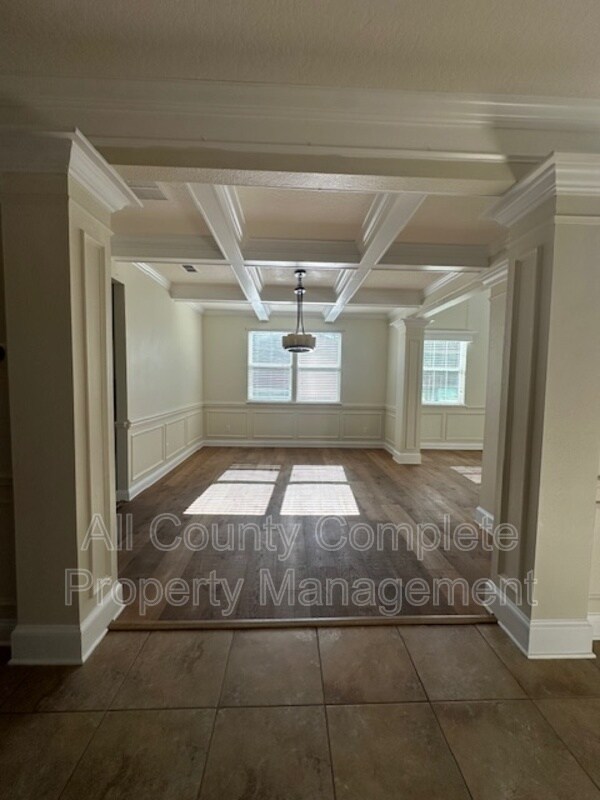 Building Photo - 738 W Kings College Dr