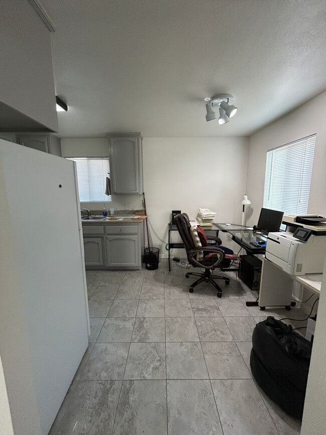 Foto del edificio - Why rent an apartment when you could have ...