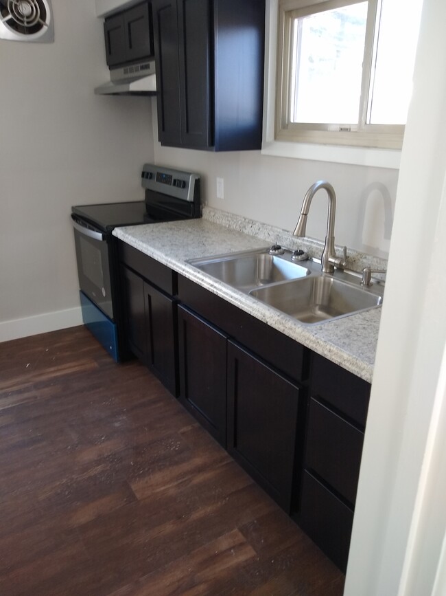Building Photo - 2 bed/1bath townhome style duplex