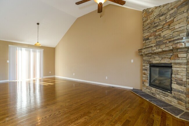 Building Photo - 4 Bed 2.5 Bath In Kearney! Available NOW!!