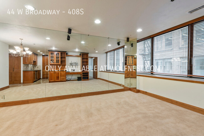 Building Photo - Luxurious 1 Bedroom Downtown Condo! No Dep...