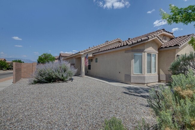Building Photo - Beautiful 3 Bedroom Home in Montecito Esta...