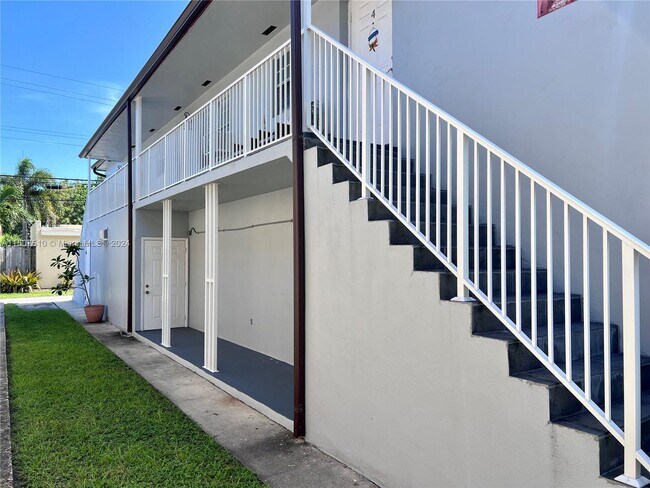 Foto del edificio - 2464 SW 22nd St