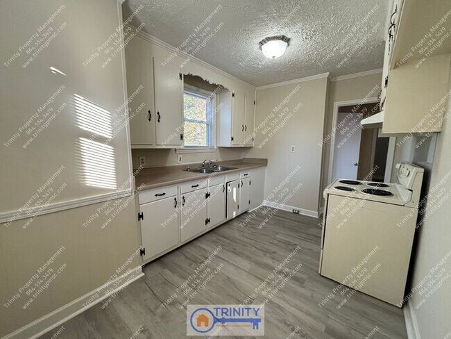 Building Photo - Bright and Sunny 2-bedroom, 1-bathroom Hom...