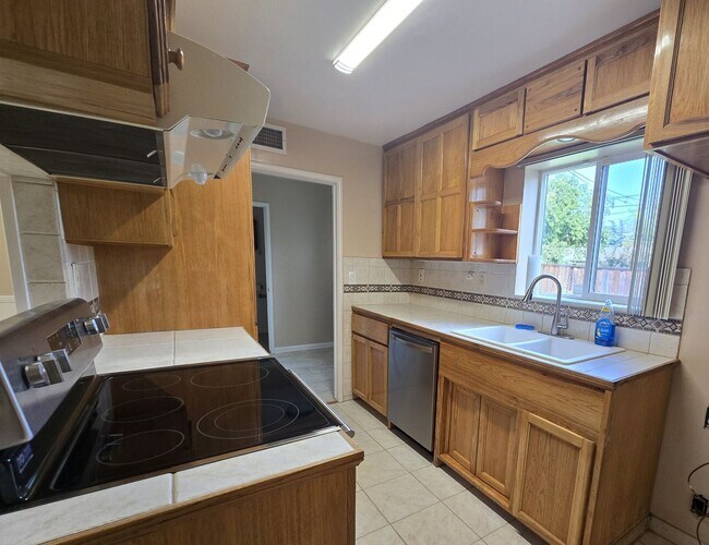Building Photo - 517 Ribier Ave