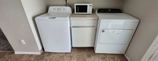 Building Photo - 2 Bedroom | 1 Bathroom Available for Rent!