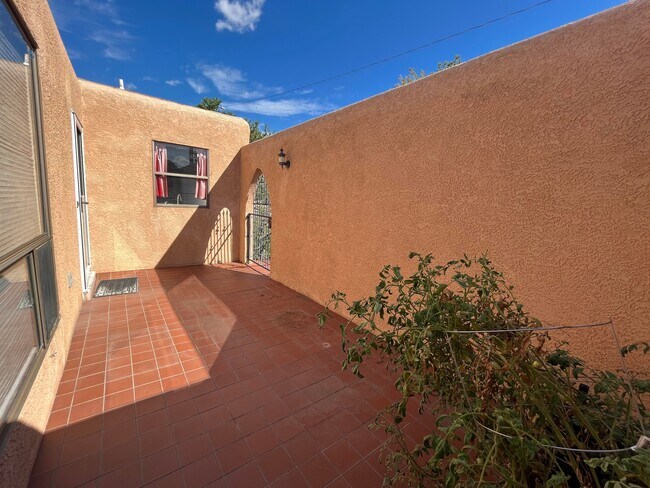Foto del edificio - 2817 Cutler Ave NE