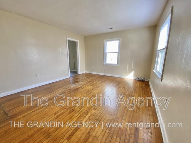 Building Photo - 1544 Wellsley St NW