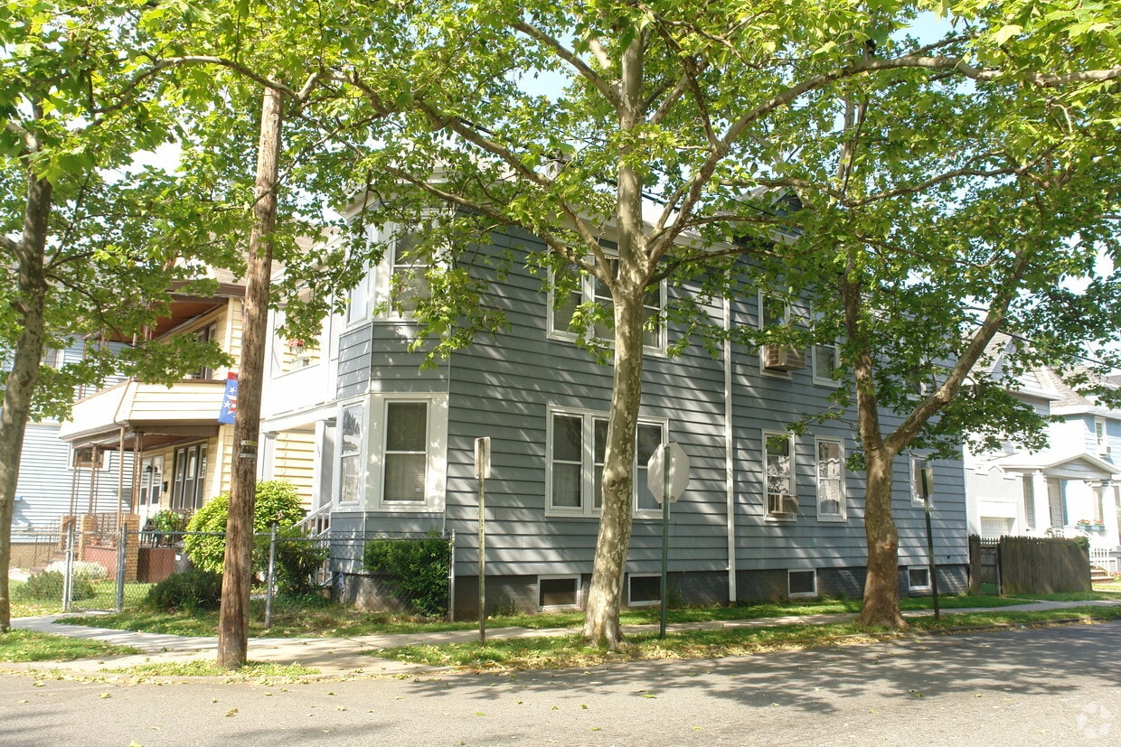 Primary Photo - 533 Groom St