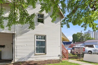 Building Photo - 52 1/2-118-112 Logan Ave