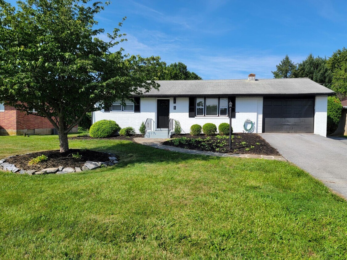 203 N Locust St, Myerstown, PA 17067 House Rental in Myerstown, PA