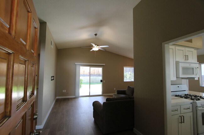 Foto del edificio - Lovely Single-Story 2-Bedroom Home in Redl...