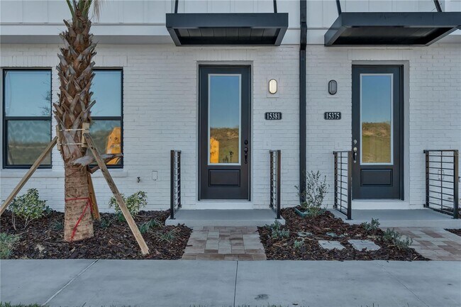 Foto del edificio - 15381 Hamlin Pk Dr