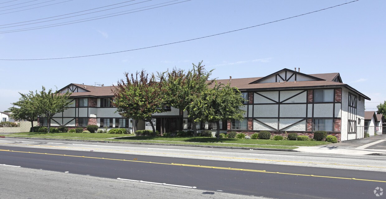Building Photo - Dove Manor