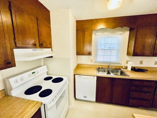 Building Photo - 2100 Brickhaven Dr