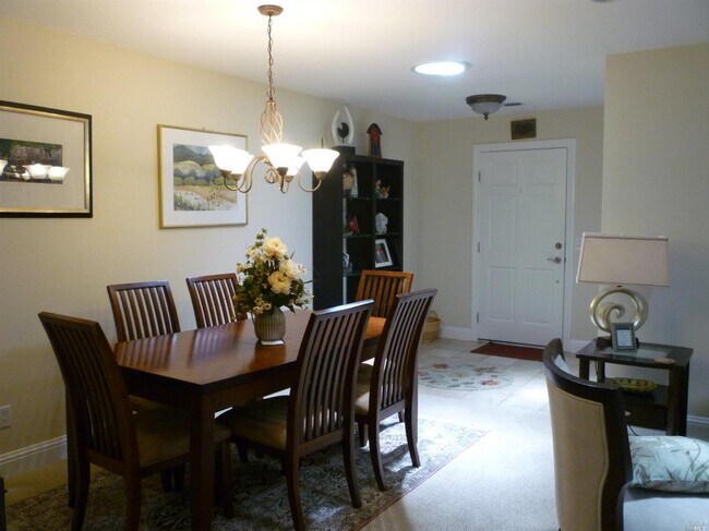 Building Photo - 340 Twin Lakes Dr