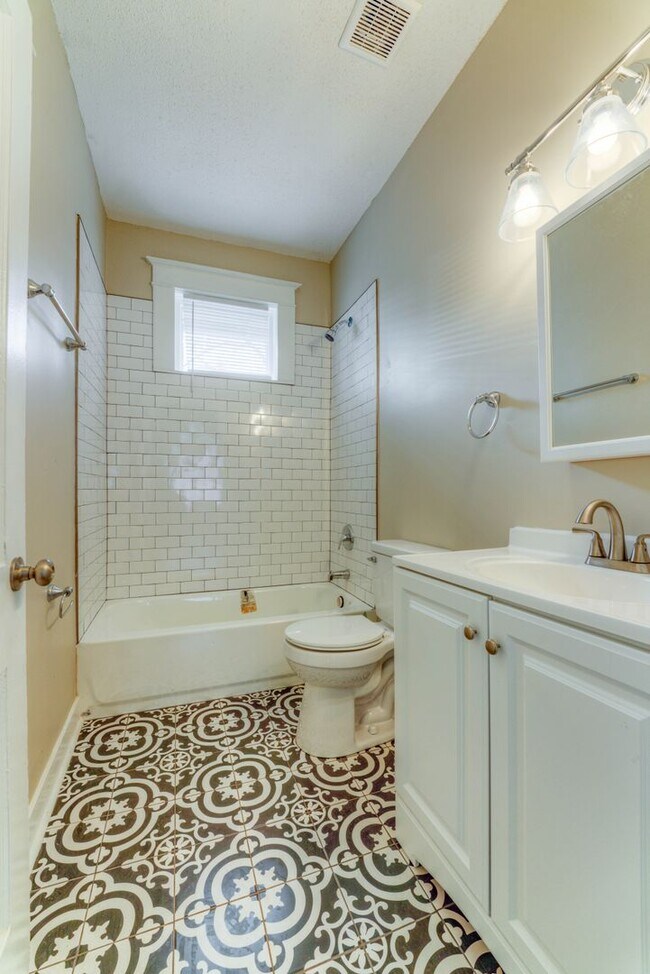 Building Photo - Beautifully renovated, open concept 3/2!