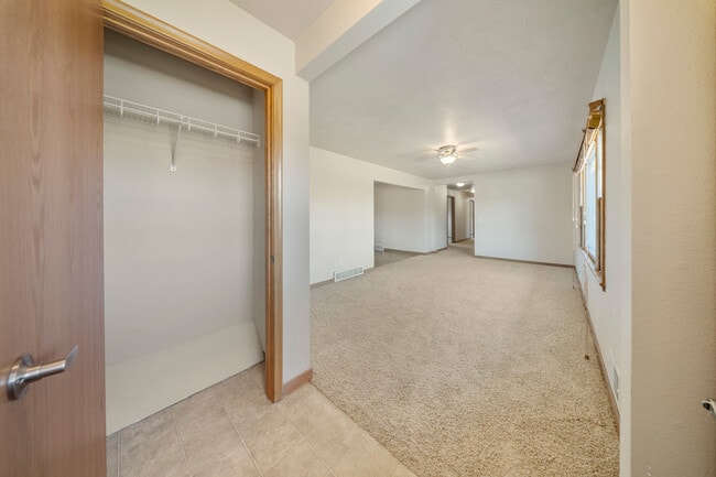 Armario principal de la sala de estar - 2405 W 28th St