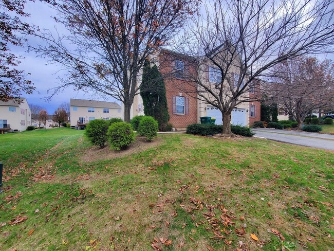 Foto del edificio - Beautifully Upgraded Semi-Detached Home with 3 Bedrooms Plus Den in East Penn School District