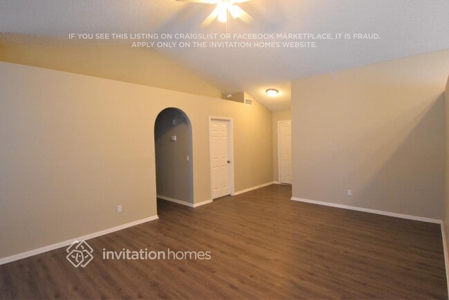 Building Photo - 652 E Calle Del Norte