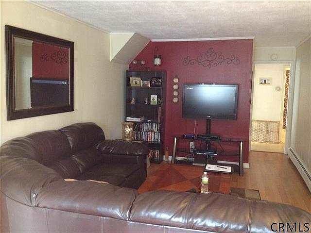 Sala de estar del primer piso - 100 Sherwood Ave