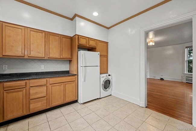 Building Photo - 242 Mayflower Ave