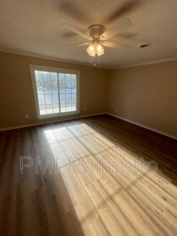 Foto del edificio - 4704 Palm Tree Ln