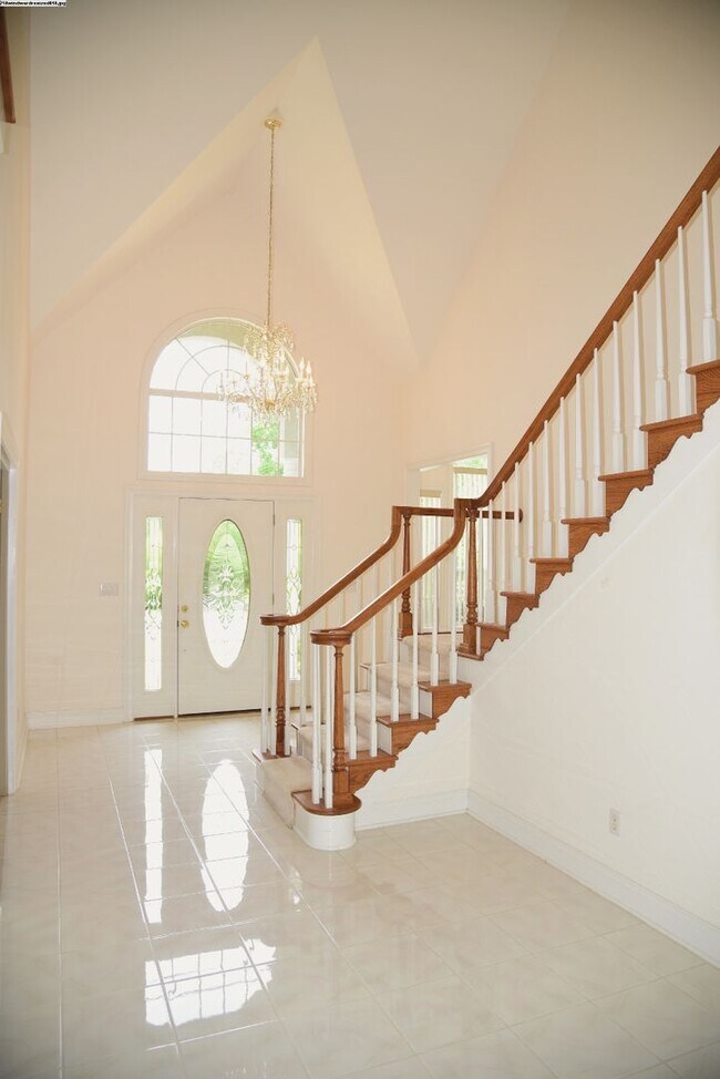 Foto del edificio - Executive Lakeview Home in Gated Windward Community!