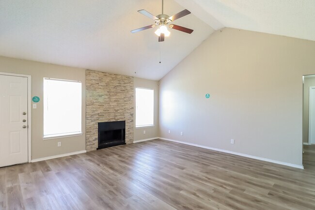 Foto del edificio - 404 Ridge Dr