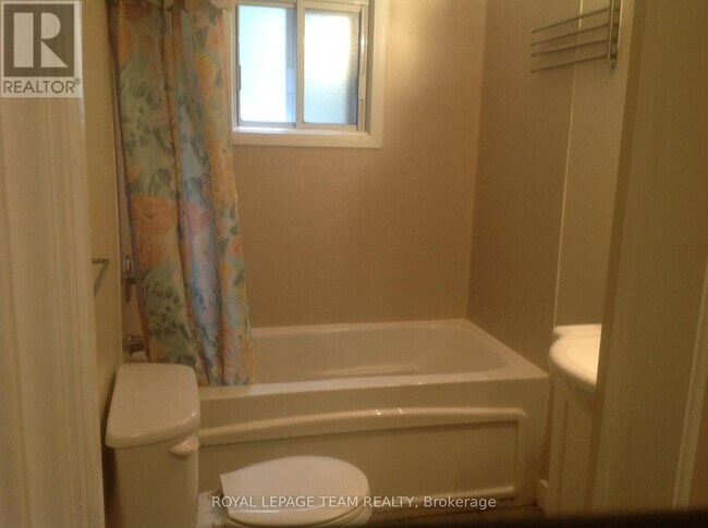 Photo du bâtiment - 614 Churchill Ave N