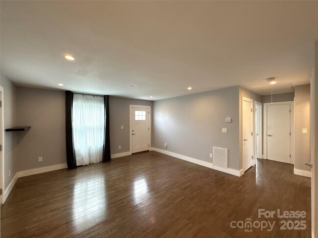 Building Photo - 300 E Peterson Dr