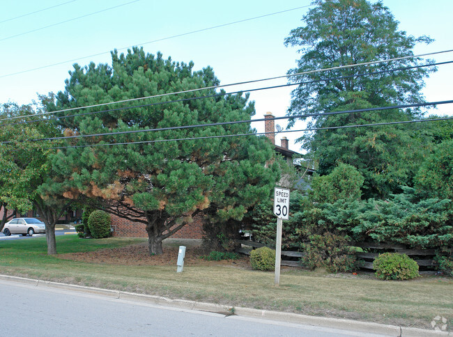 Building Photo - Pleasant Oakes