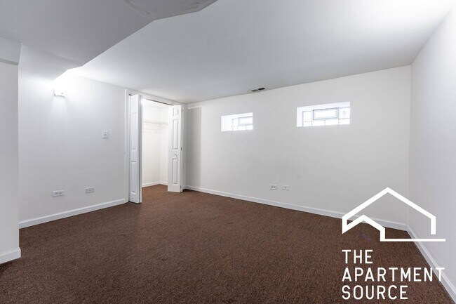 Foto del edificio - HUGE 4BR/2BA Duplex Close to Blue Line