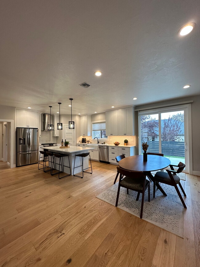 Building Photo - 902 Janimari Ct