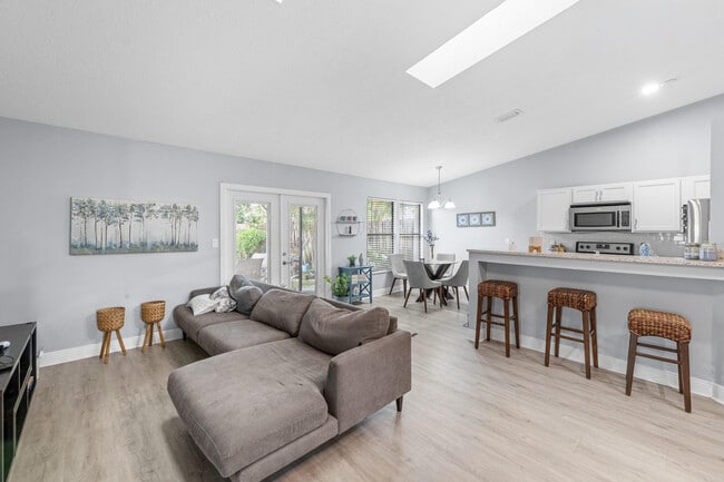 Building Photo - 1599 Bayridge Pl