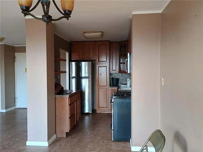 Building Photo - 2652 Cropsey Ave