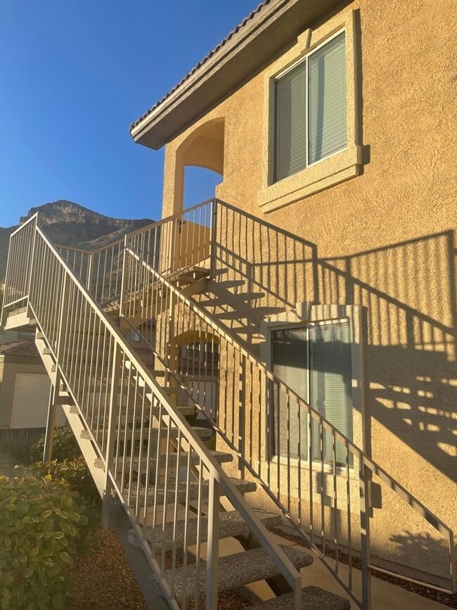 Building Photo - SHOWINGS AVAILABLE NOW