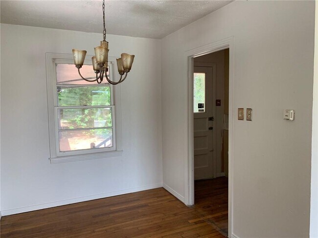 Building Photo - 2806 Manor Rd
