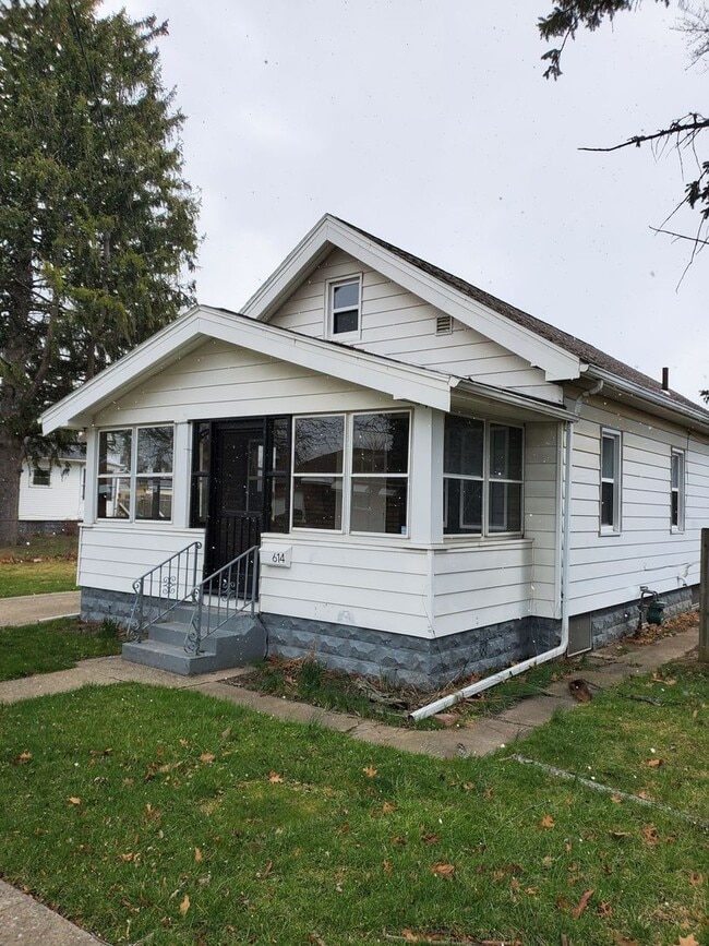 Building Photo - Welcome to this charming 3-bedroom, 1-bath...