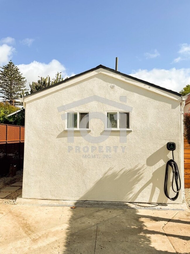 Building Photo - 1714 San Andres St