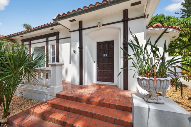 Building Photo - 737 19th Ave N