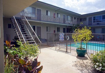 Primary Photo - 5715 Vineland Ave