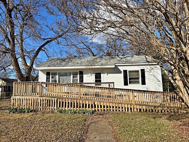 Building Photo - Rancher with Large Back Yard!