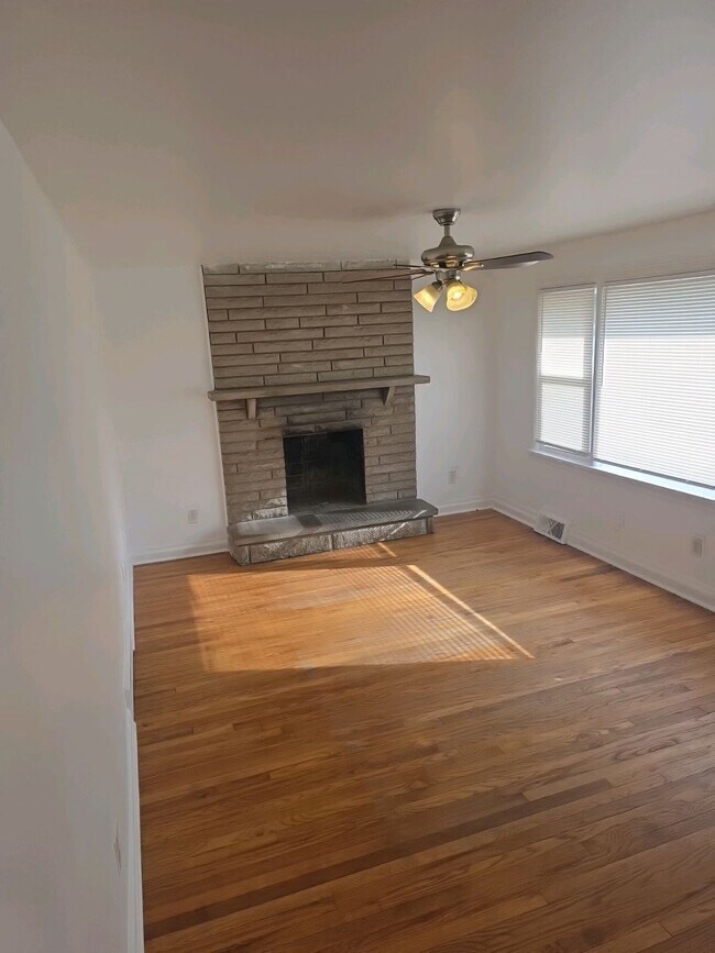 Foto del edificio - 7802 Columbine Dr
